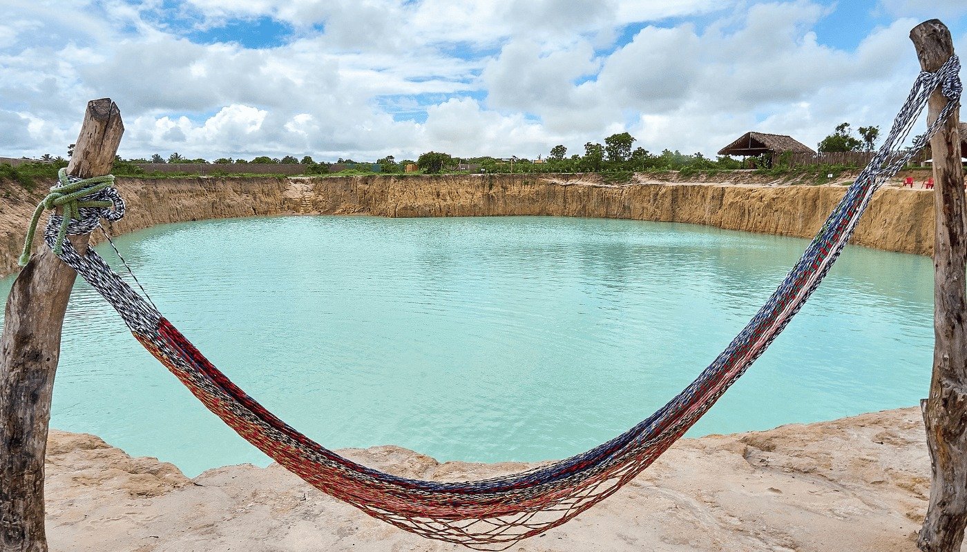Buraco Azul próximo a Jericoacoara, com águas azul-turquesa cercadas pela paisagem natural do Ceará
