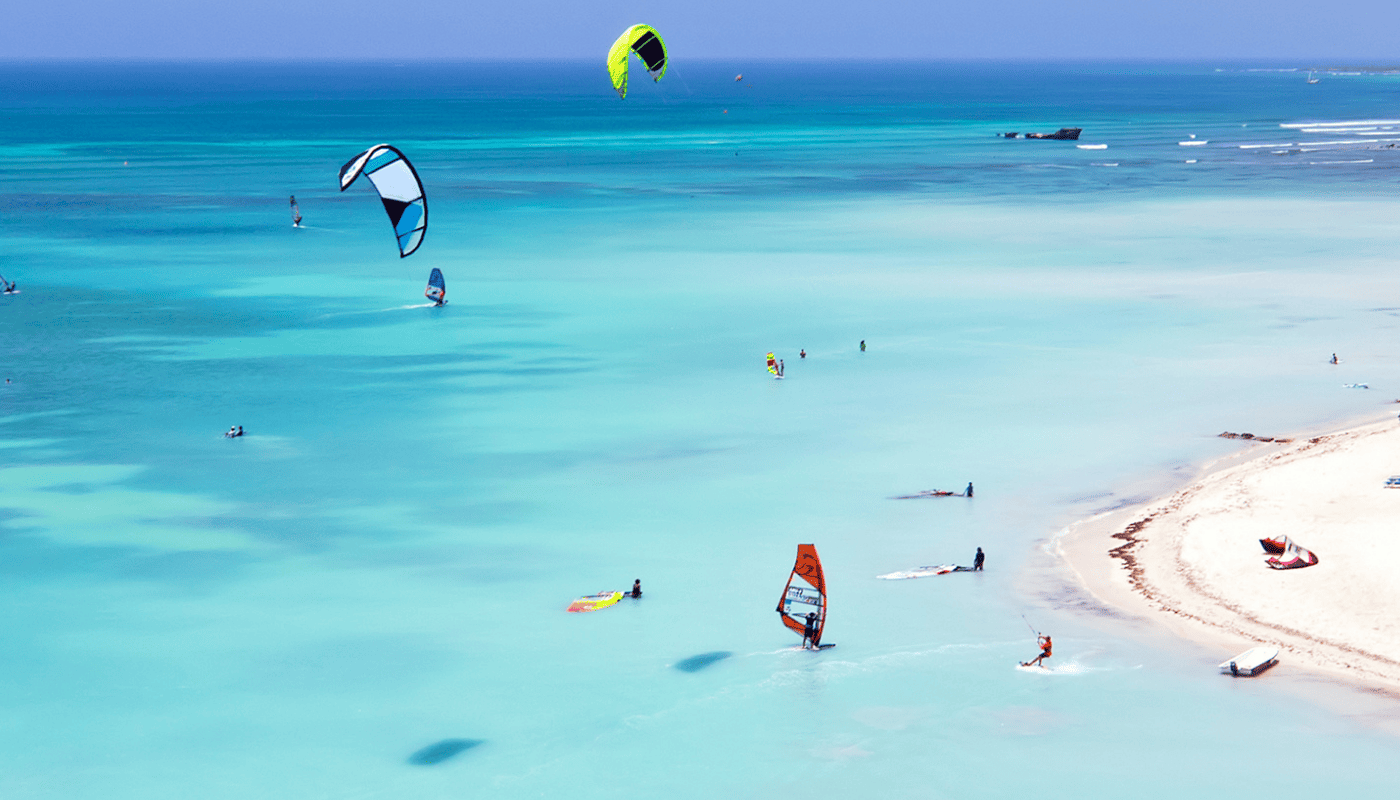 Kitesurfista navegando sobre as águas azuis da Praia do Preá, um dos principais destinos de kitesurf do Ceará