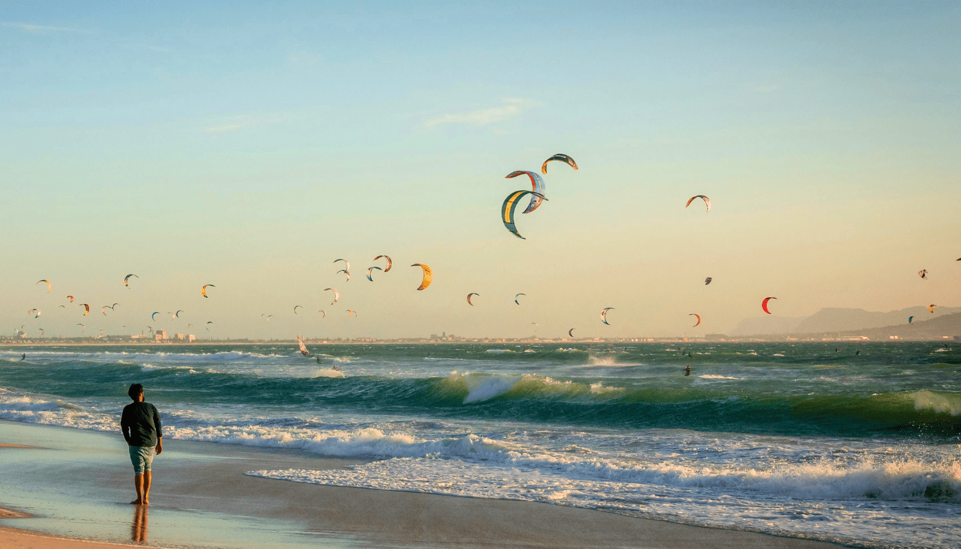 Praticantes de kitesurf no mar da região de Preá e Jericoacoara, conhecida pelos ventos fortes e esportes aquáticos