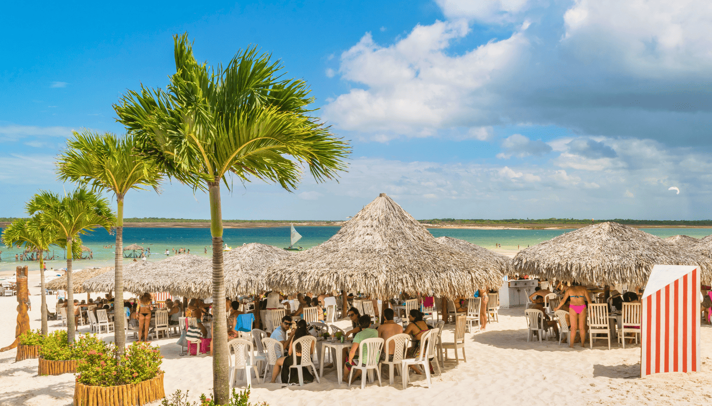 Lagoa do Paraíso em Jericoacoara com águas claras, coqueiros, redes e área de descanso à beira da lagoa