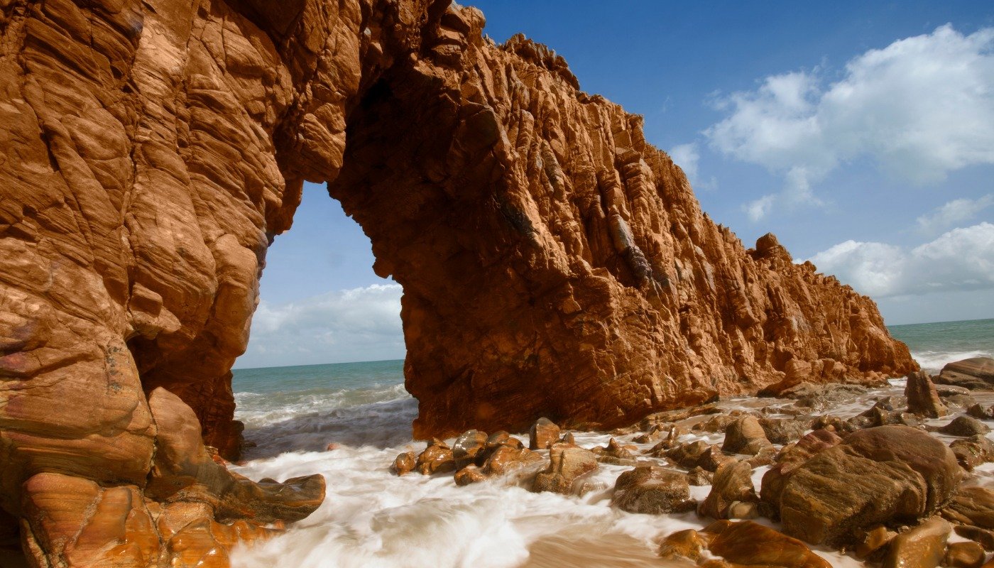 Pedra Furada em Jericoacoara, formação rochosa natural à beira-mar e um dos principais cartões-postais da região